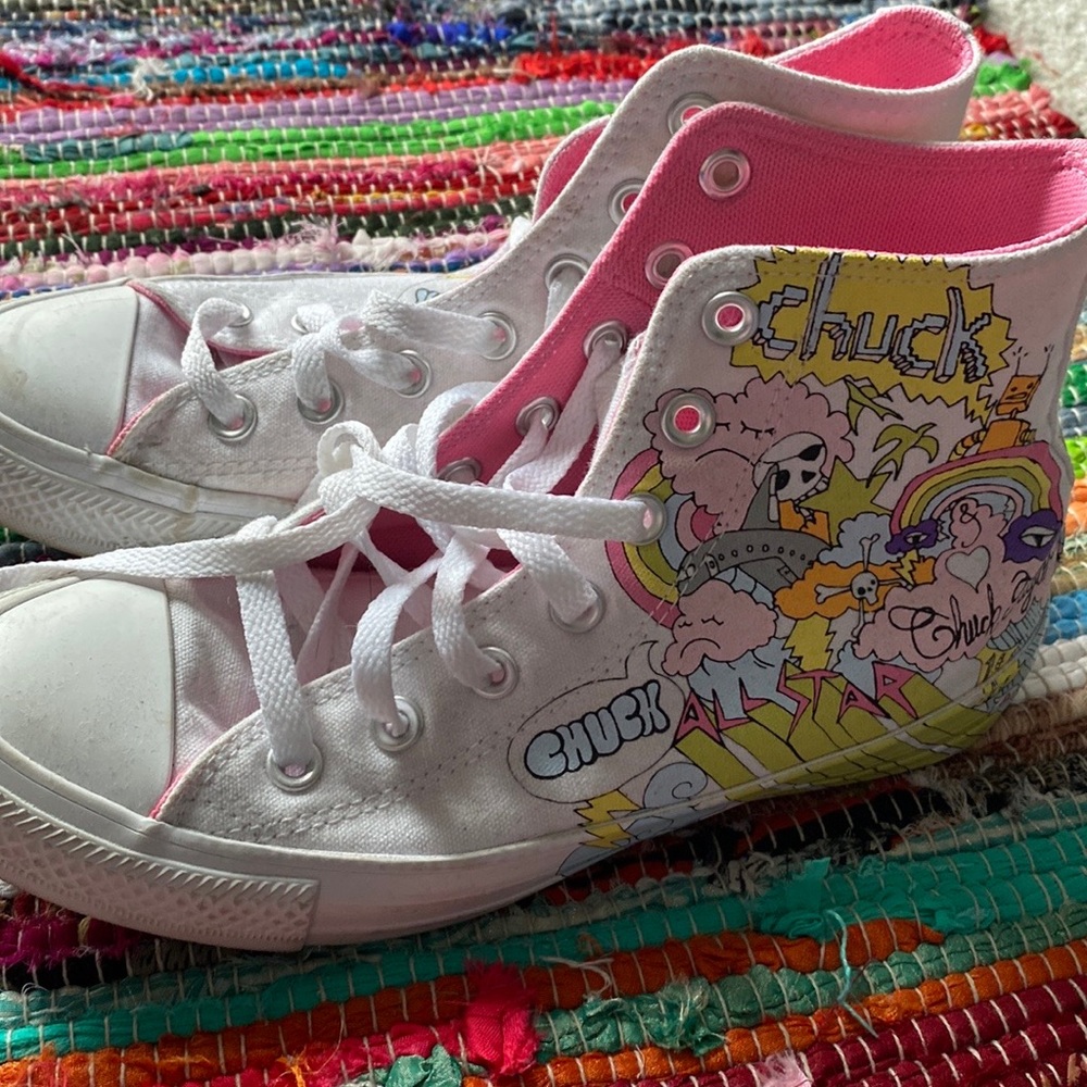 Women’s size 7 converse high tops